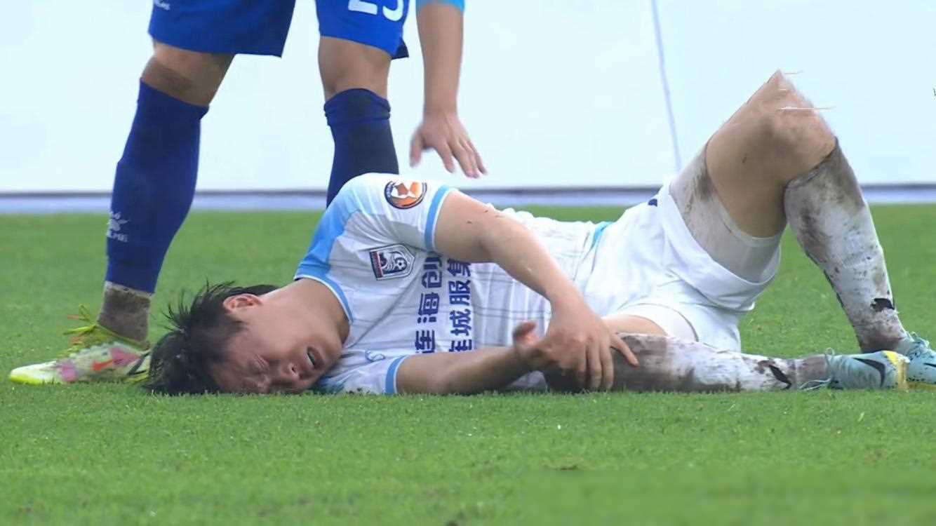 人中锋表现出色，助球队逆转比赛
