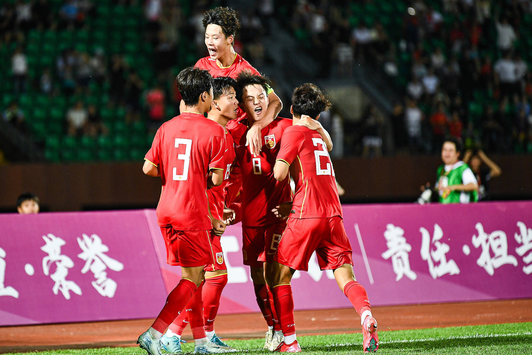 包含国足U16梦幻开局，1-1战平乌兹别克斯坦，“非裔”球员表现的词条