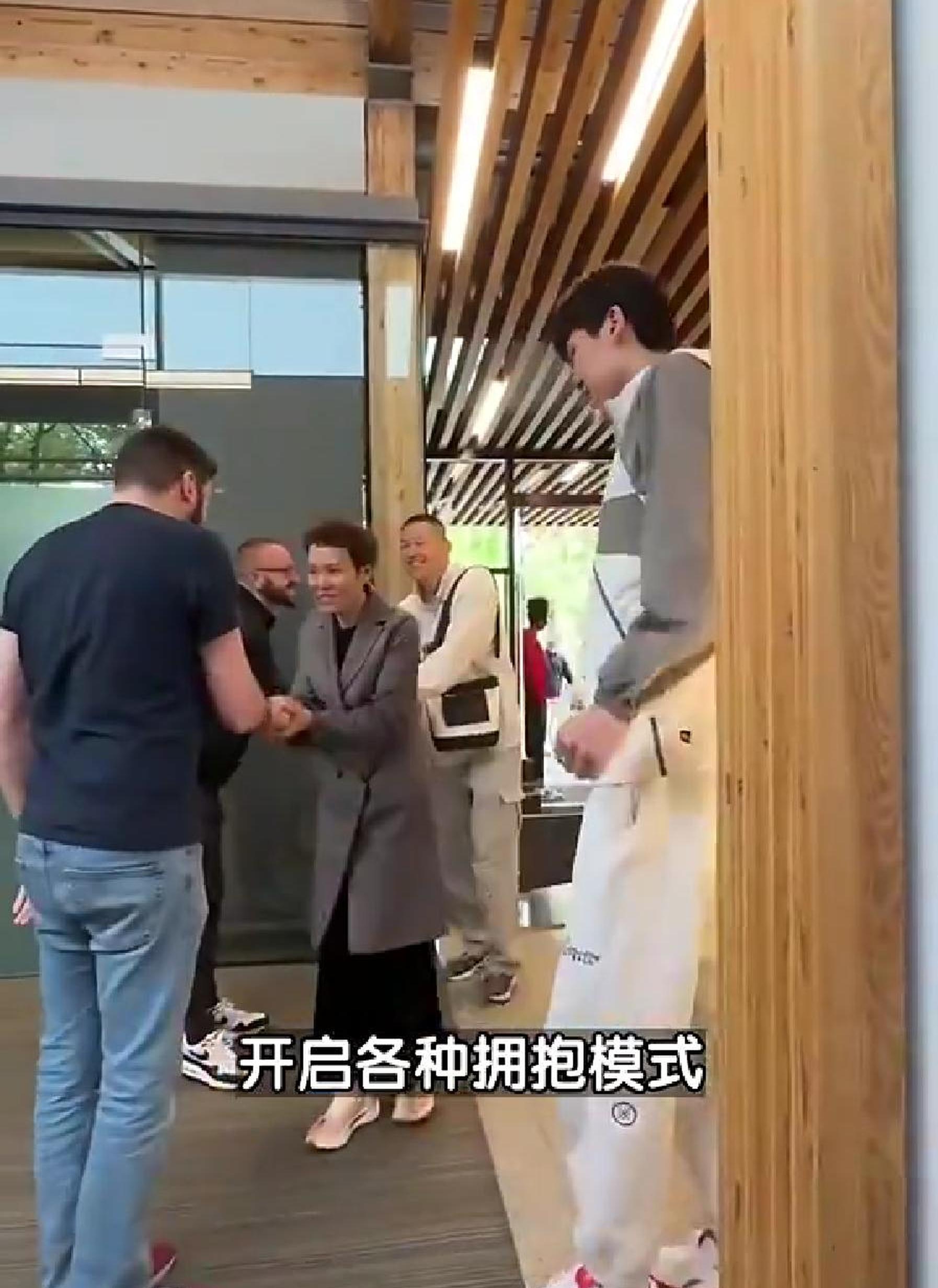 包含只关于吐槽｜库里公开招募詹姆斯去打球；喷不过就拉黑；杨瀚森排面的词条