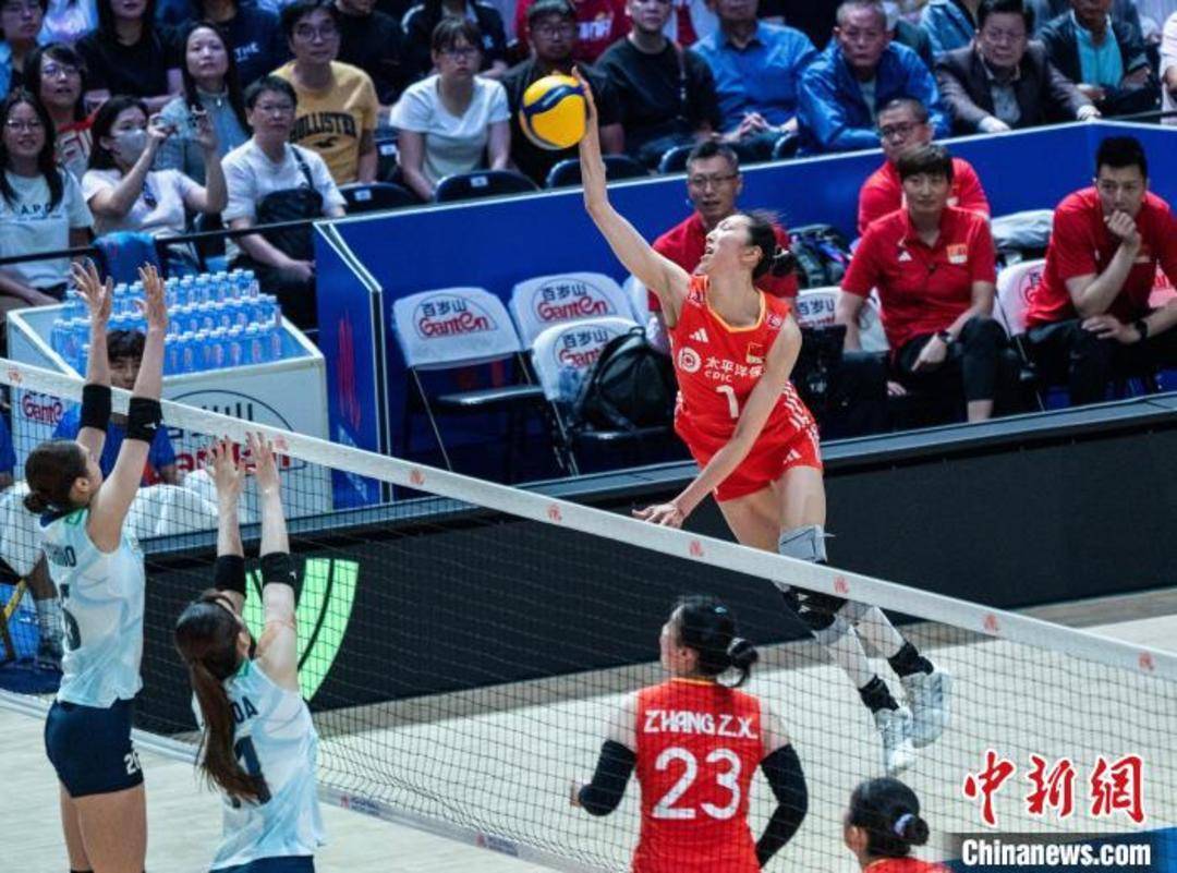 失误送1局咋赢球？女排1环节碾压日本攻防大腿是她的简单介绍